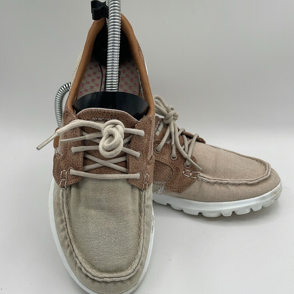 Skechers Women's Size 8 Tan and White Boat Shoes with Slip-On Design